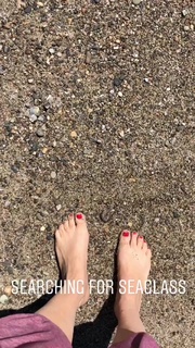 Tiffani Thiessen feet photo thumbnail