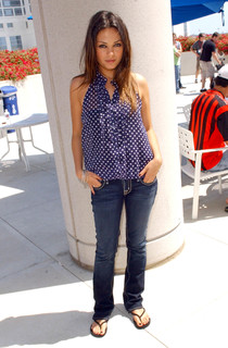 Mila Kunis feet photo thumbnail
