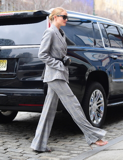 Rosie Huntington-Whiteley feet photo thumbnail