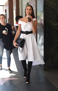 Olivia Culpo feet photo thumbnail