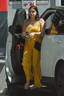 Ariel Winter feet photo thumbnail
