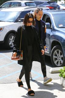 Selena Gomez feet photo thumbnail