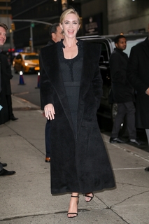 Emily Blunt feet photo thumbnail