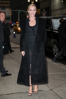 Emily Blunt feet photo thumbnail