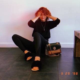 Selena Gomez feet photo thumbnail