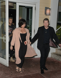 Demi Lovato feet photo thumbnail