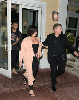 Demi Lovato feet photo thumbnail