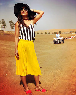 Hina Khan feet photo thumbnail