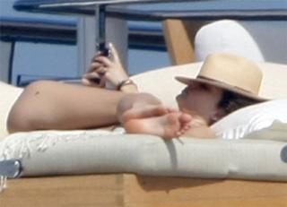 Miranda Kerr feet photo thumbnail