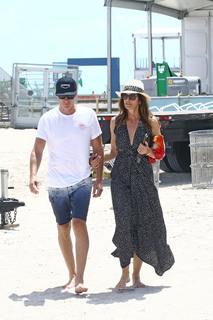 Cindy Crawford feet photo thumbnail