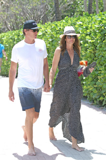 Cindy Crawford feet photo thumbnail