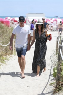Cindy Crawford feet photo thumbnail