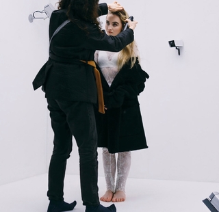 Sabrina Carpenter feet photo thumbnail