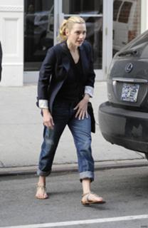 Kate Winslet feet photo thumbnail