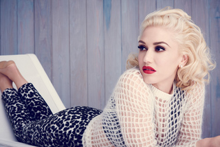 Gwen Stefani feet photo thumbnail