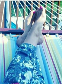 Alison Brie feet photo thumbnail