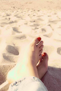 Alison Brie feet photo thumbnail