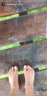 Isis Valverde feet photo thumbnail