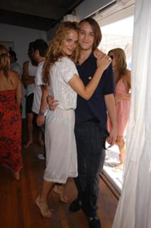 Molly Sims feet photo thumbnail