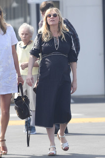 Kirsten Dunst feet photo thumbnail