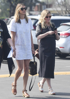 Kirsten Dunst feet photo thumbnail