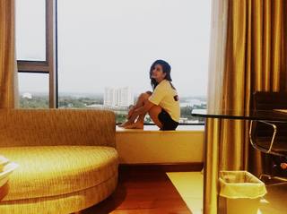 Kriti Kharbanda feet photo thumbnail
