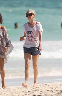 Naomi Watts feet photo thumbnail