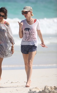 Naomi Watts feet photo thumbnail