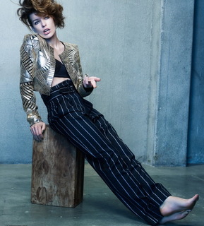 Milla Jovovich feet photo thumbnail