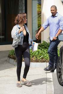 Selena Gomez feet photo thumbnail