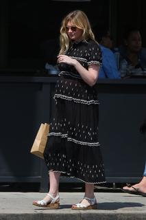 Kirsten Dunst feet photo thumbnail