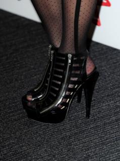 Pixie Lott feet photo thumbnail