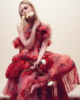 Elle Fanning feet photo thumbnail