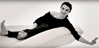 Rachel Weisz feet photo thumbnail