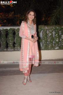 Madhuri Dixit feet photo thumbnail