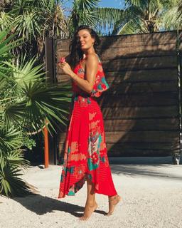Isis Valverde feet photo thumbnail