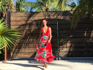 Isis Valverde feet photo thumbnail