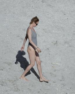 Uma Thurman feet photo thumbnail