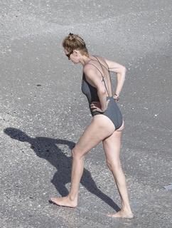 Uma Thurman feet photo thumbnail