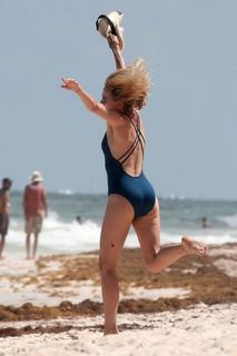 Naomi Watts feet photo thumbnail