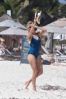 Naomi Watts feet photo thumbnail