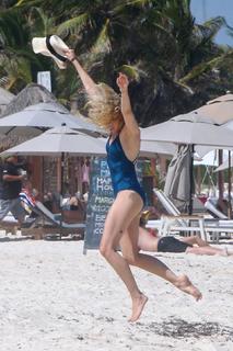 Naomi Watts feet photo thumbnail