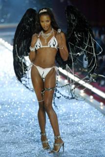 Naomi Campbell feet photo thumbnail