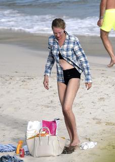 Uma Thurman feet photo thumbnail