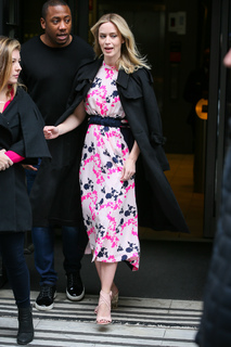 Emily Blunt feet photo thumbnail