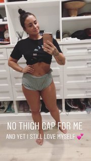 Demi Lovato feet photo thumbnail