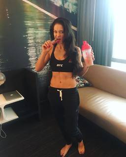 Karolina Kowalkiewicz feet photo thumbnail