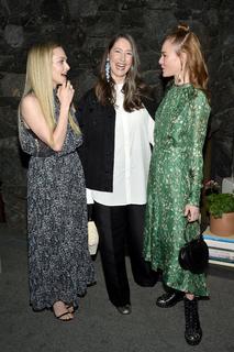 Amanda Seyfried feet photo thumbnail