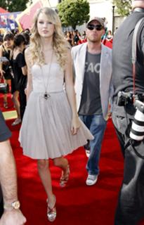 Taylor Swift feet photo 4