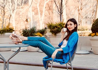 Victoria Justice feet photo thumbnail